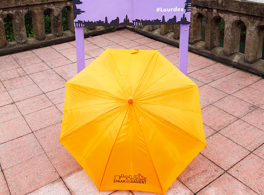 Regenschirm "staakengagiert" auf Reisen