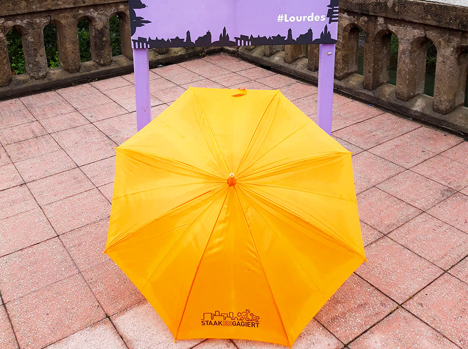 Regenschirm "staakengagiert" auf Reisen