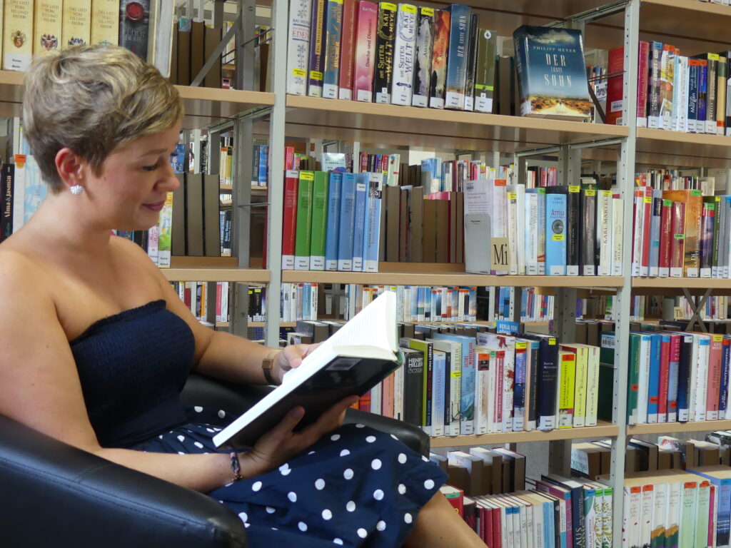 Frau Carolin Schäfer vom Mobilen Medienservice beim Lesen in der Stadtbibliothek Spandau