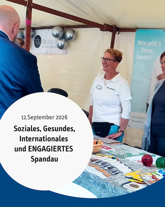 Bild mit Grafik Wir sehen hier den Stand vom FÖV-Verbund. Zwei Damen Infomieren in einem freundlichen Gespräch über die Leistungen.